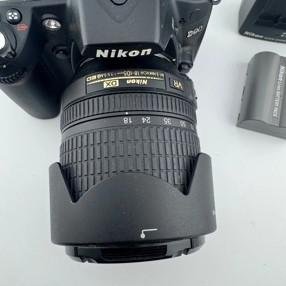 Nikon D90 DSLR Camera 18-105mm VR Lens Black Bundle 12.3MP‎ HD Video FOR PARTS